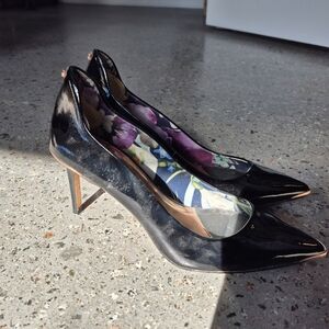 Elegant Black Ted Baker Black Patent Leather Vyixin Pump Size 38